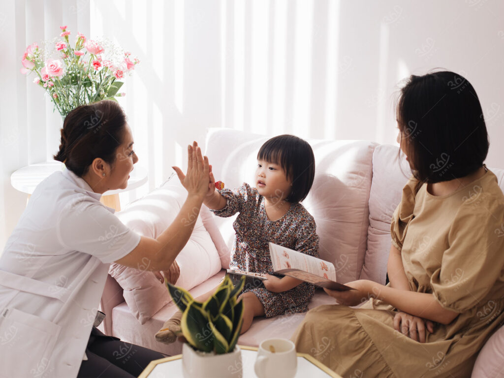 bác sỹ thy nga khám răng trẻ em